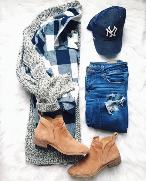 Casual cool outfit idea that layers some staples for the comfy look