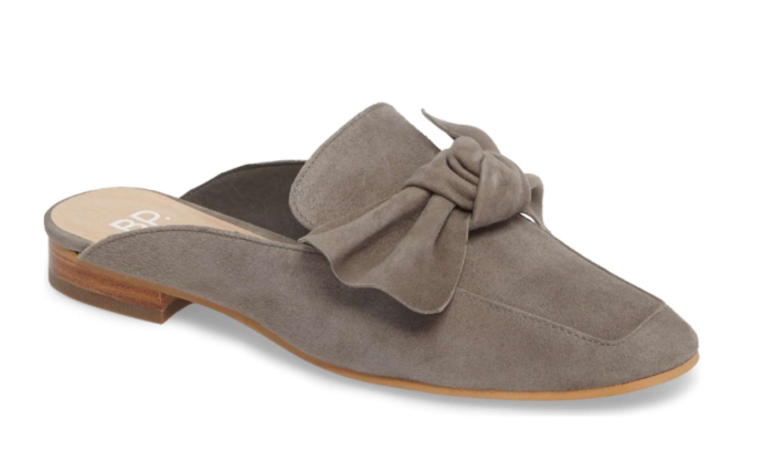 Super cute and on-trend bow slides