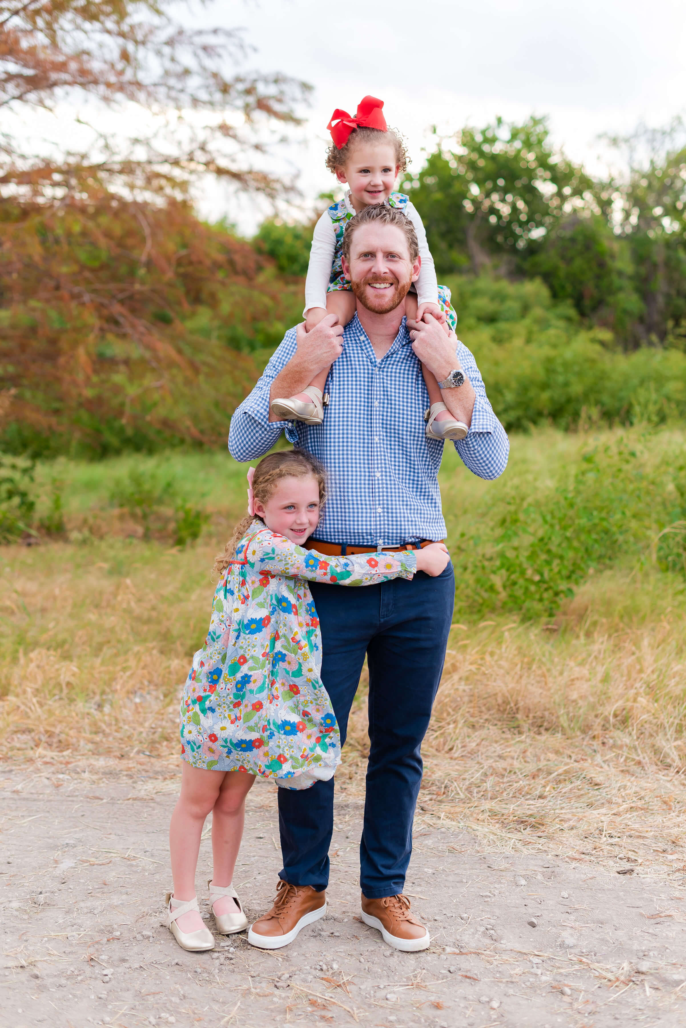 daddy daughter photos | fall family photo outfit ideas | Style Your Senses